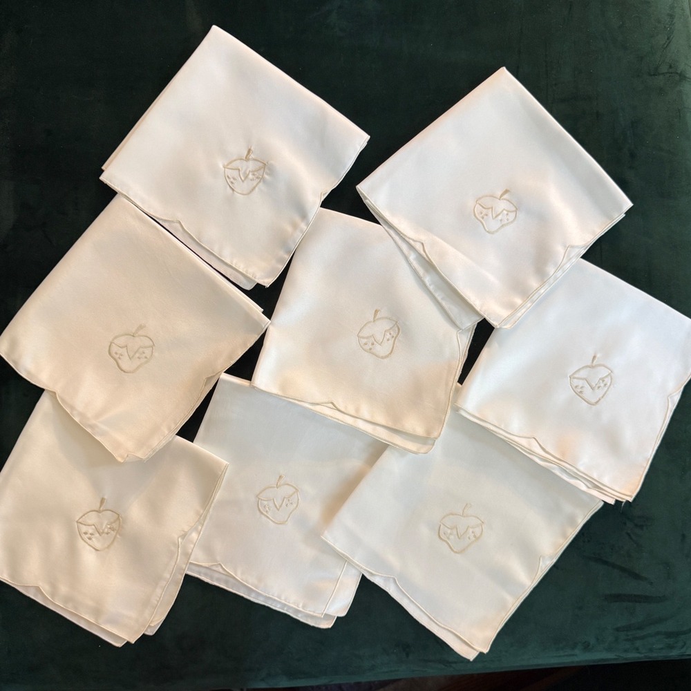 Linen Galore Embroidered Strawberry Scalloped Napkins Set 8 Ivory Saint Martin